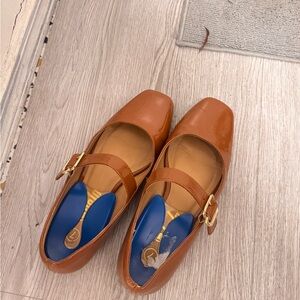 Stylish Tan Flats with Gold Buckle (Includes comfort heel pads) SIZE 7!